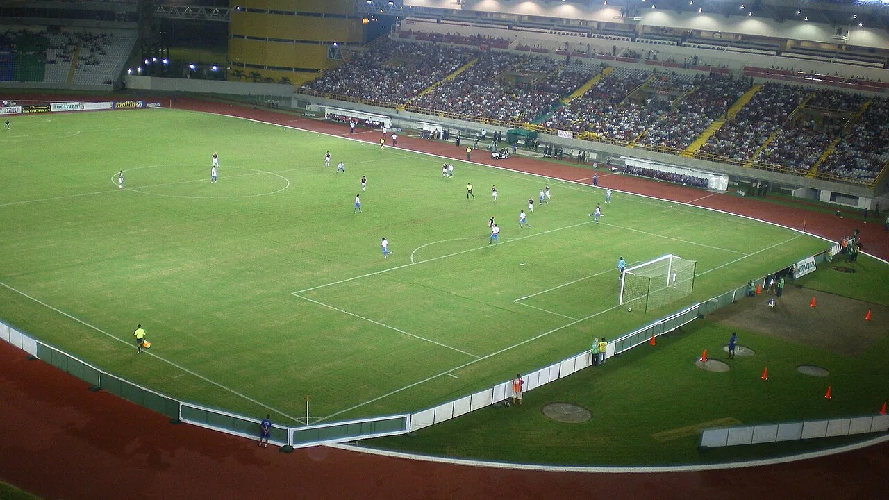 Tribuna llena y focos encendidos en el estadio Cachamay durante un partido nocturno